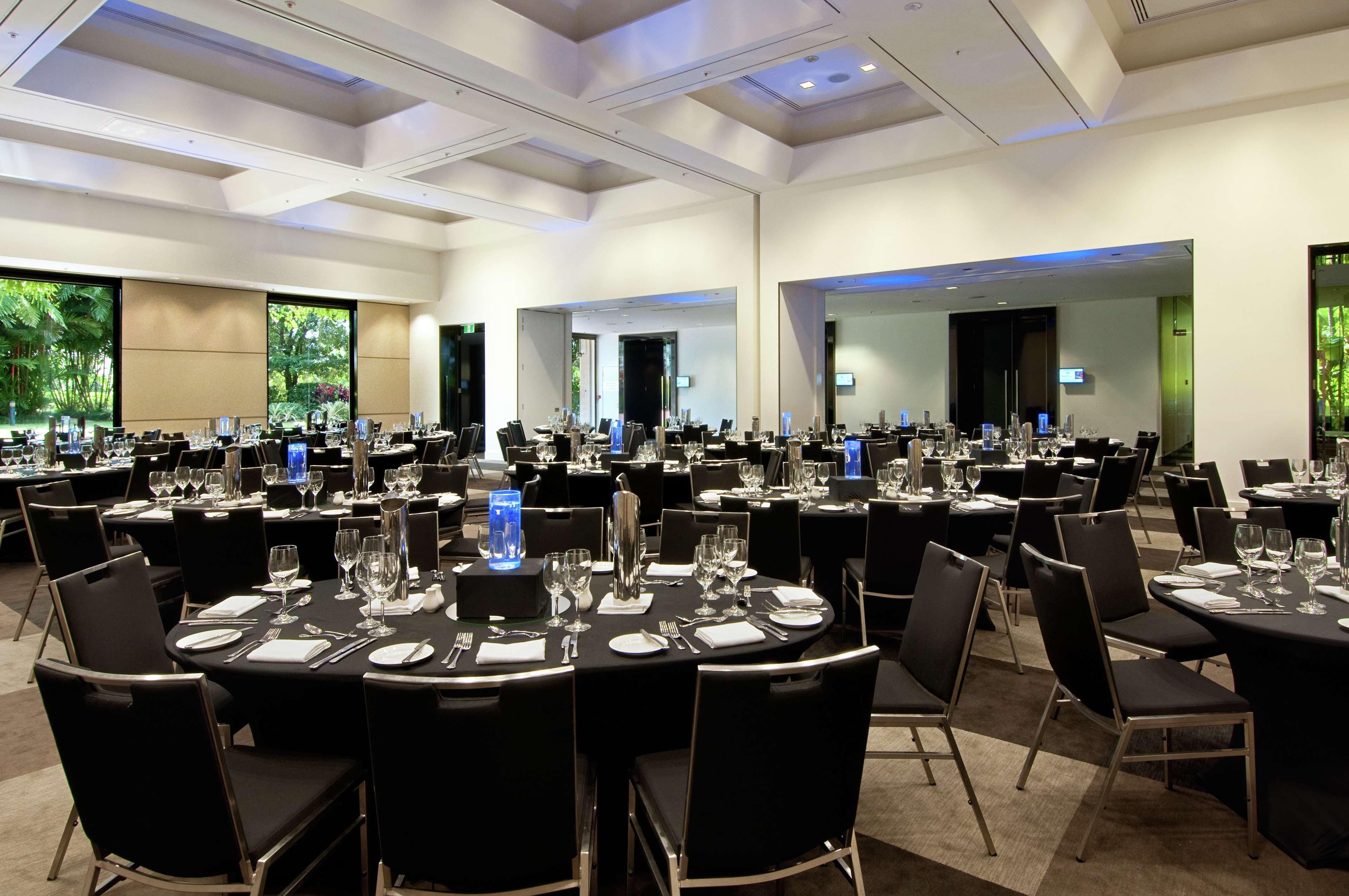 Hilton Cairns Hotel Restaurant photo