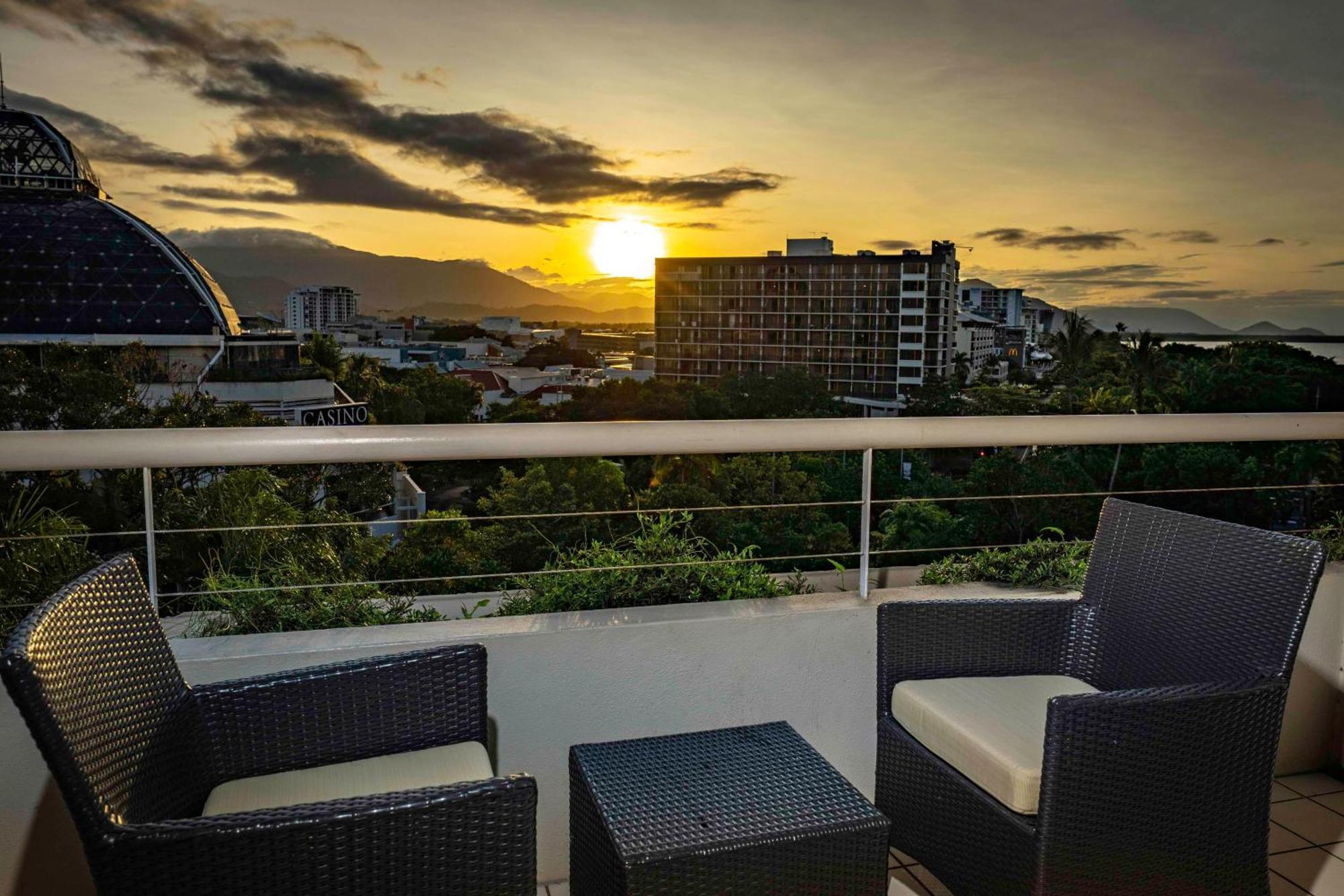 Hilton Cairns Hotel Exterior photo